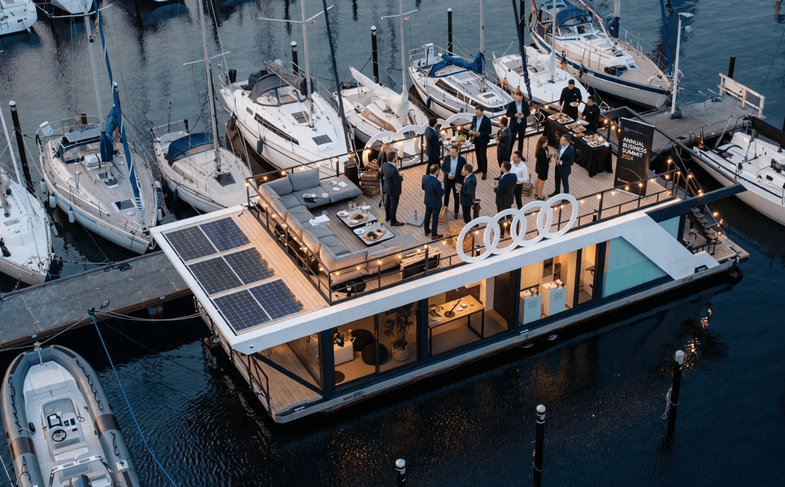 Business Meeting auf einem Boot