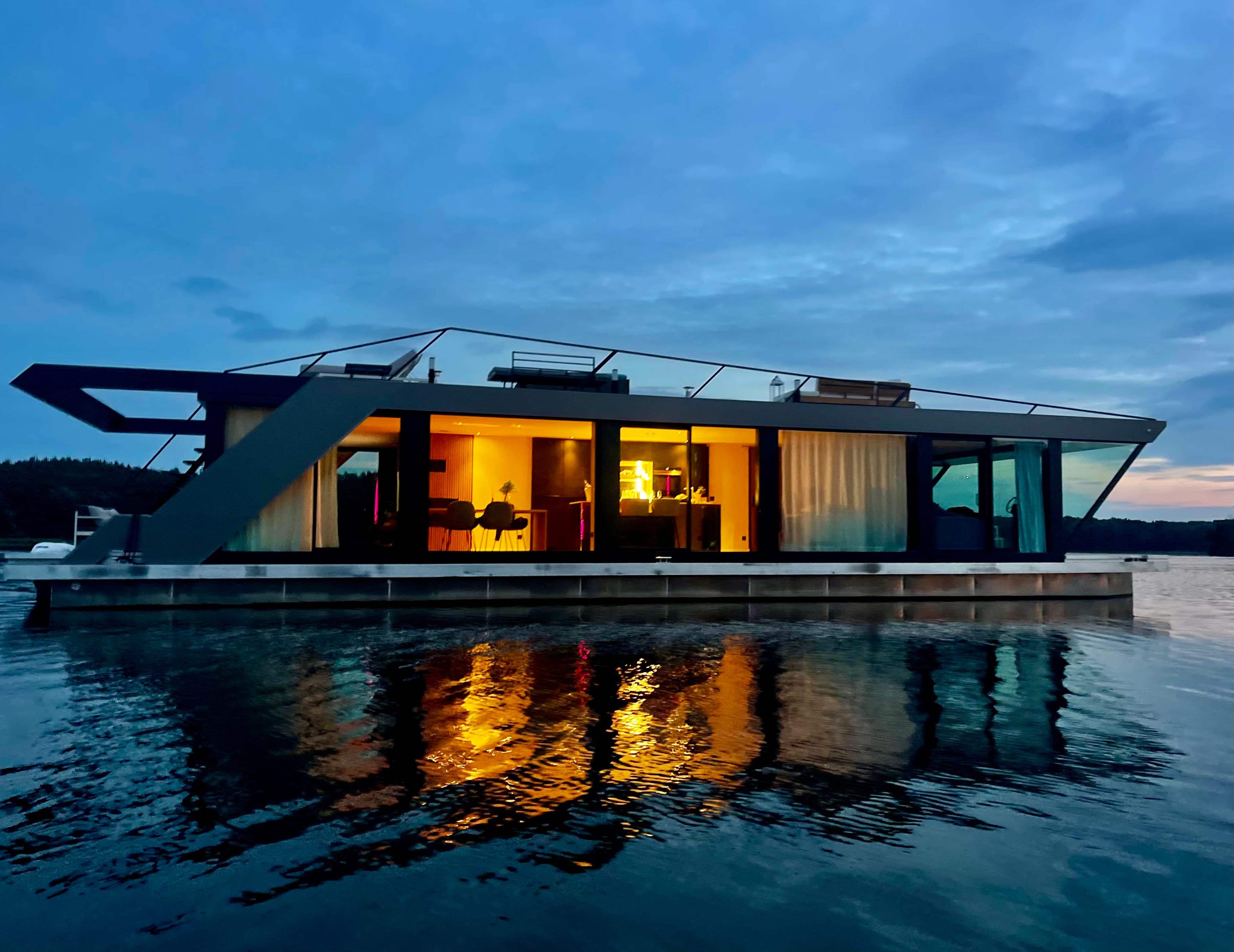 CyberYacht 140